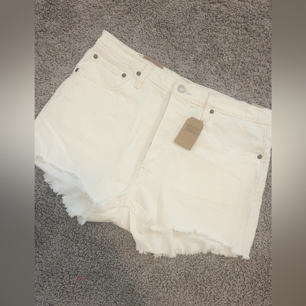 Brand new NWT Levi 501 shorts size 33